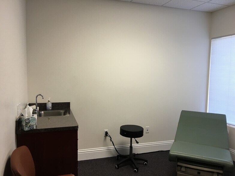 More Photos Of 1307 S International Pky, Lake Mary Office For Lease