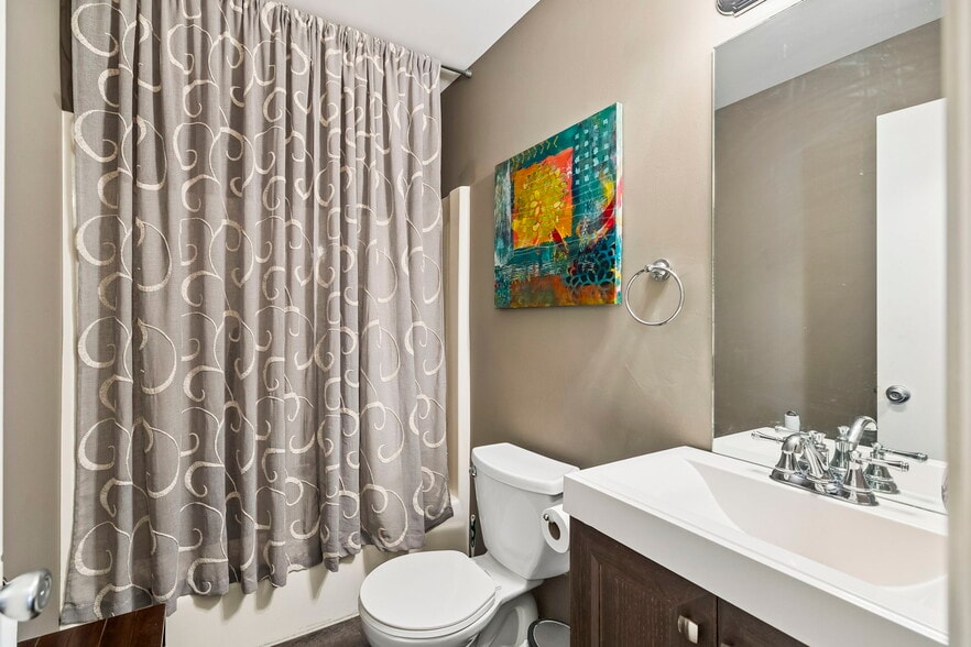More Photos Of 109 Holiday Ct, Franklin Office For Sale