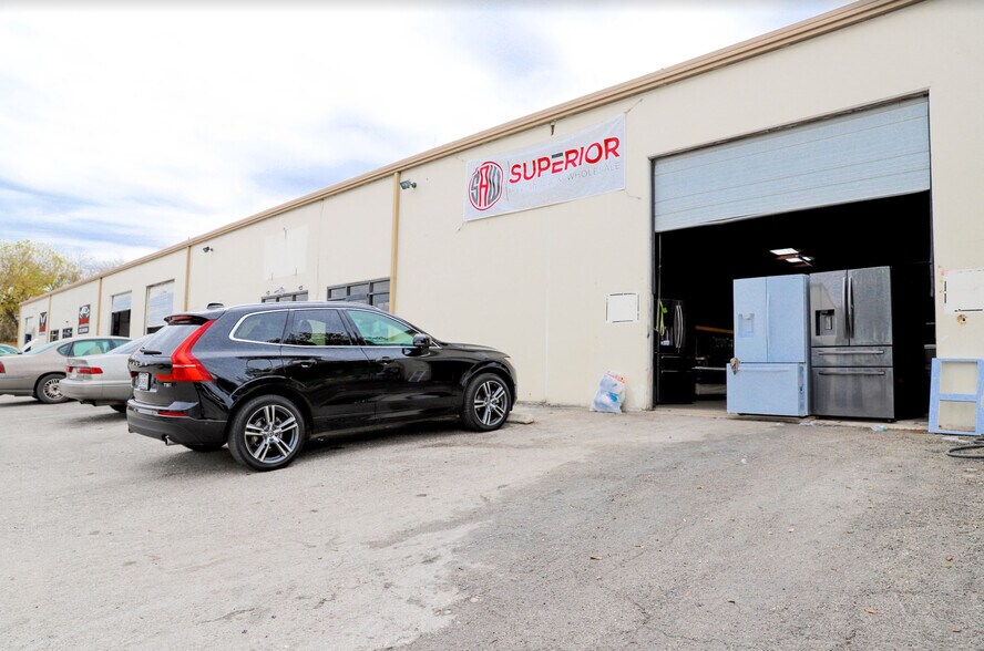 More Photos Of 7126 Eckhert Rd, San Antonio Light Manufacturing For Lease