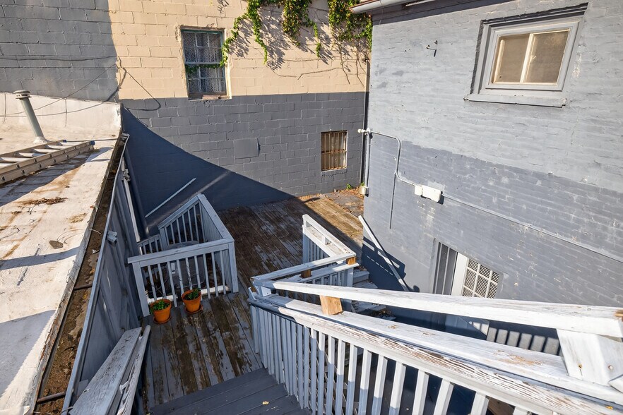 More Photos Of 102 W High St, Lexington General Retail For Sale