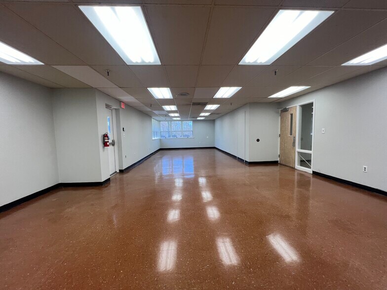 More Photos Of 86 Vanderveer Rd, Freehold Light Distribution For Lease