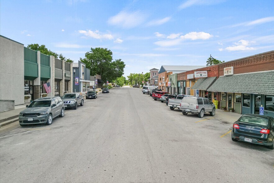 More Photos Of 322 N Pennsylvania Ave, Lawson Bar For Sale