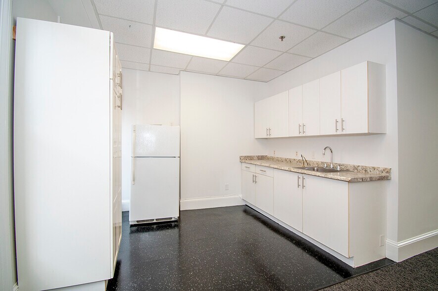More Photos Of 2 Park Plz, Boston Office For Lease