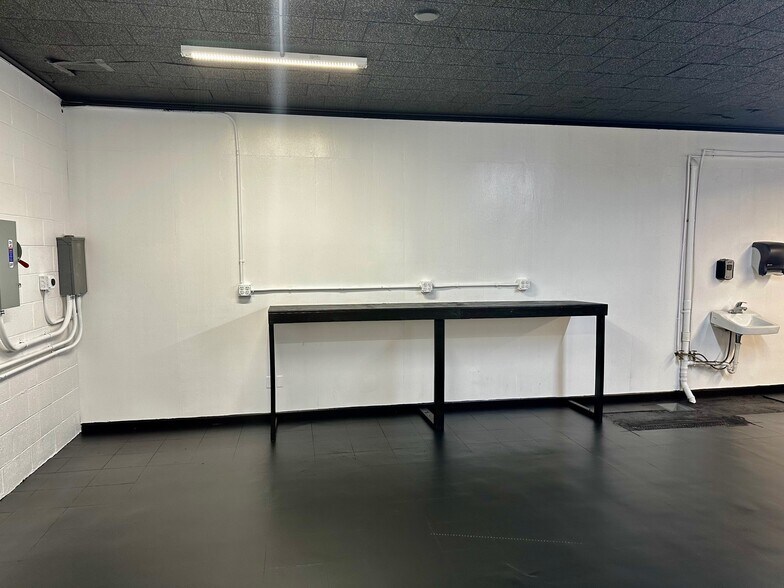 More Photos Of 210 Gravel St, Seguin Warehouse For Lease