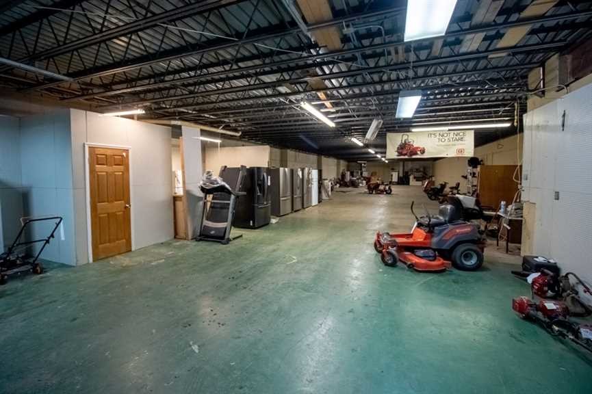 More Photos Of 720 S Westwood Blvd, Poplar Bluff Showroom For Sale