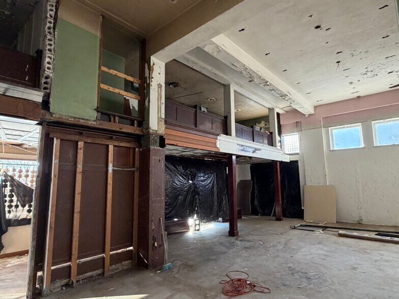 More Photos Of 23 Public Sq, Shelbyville Office For Sale