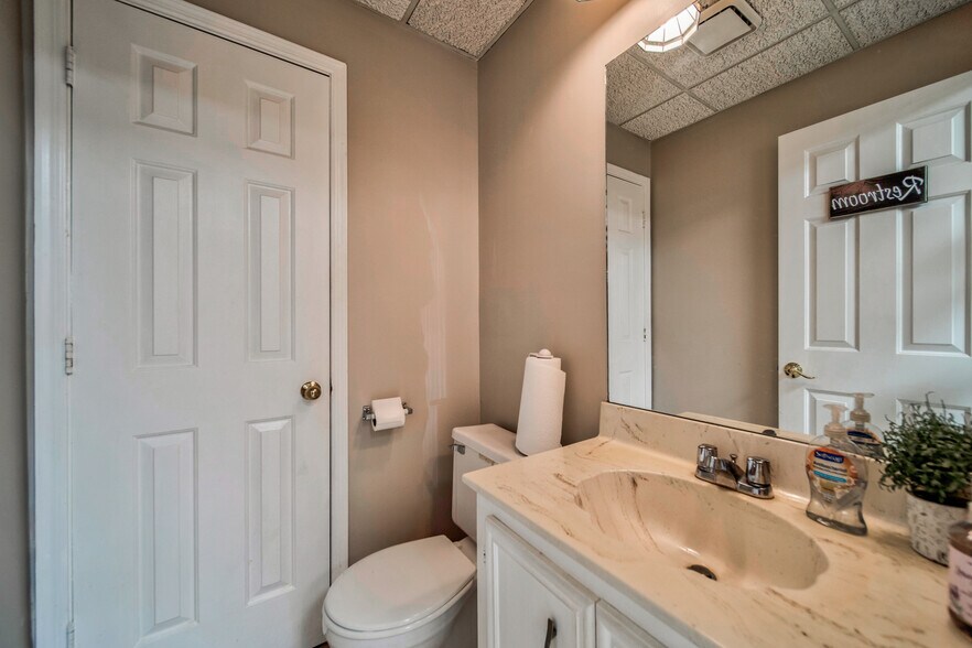 More Photos Of 425 E Crossville Rd, Roswell Office For Sale