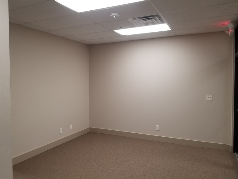 More Photos Of 409 N Oak St, Roanoke Storefront Retail Office For Lease