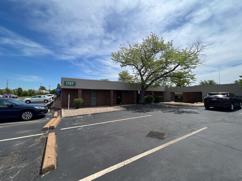 More Photos Of 1187 Corporate Lake Dr, Creve Coeur Office For Sale
