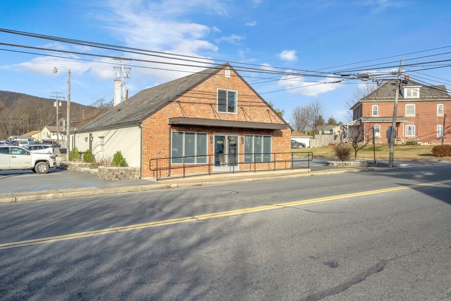 Primary Photo Of 67 Park Ave, Wind Gap Freestanding For Lease