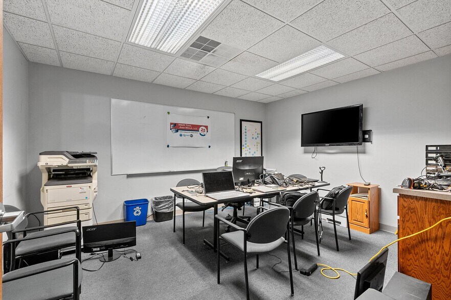 More Photos Of 3300 Commodity Ln, Green Bay Manufacturing For Sale