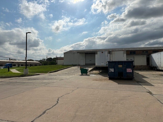 More Photos Of 2 Johnson Dr, Raritan Manufacturing For Lease