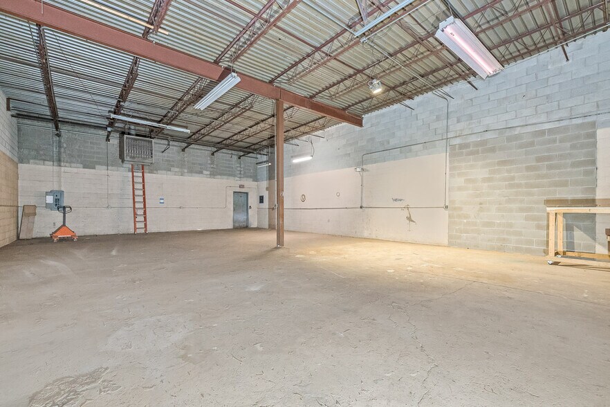 More Photos Of 4700 W 137th St, Crestwood Warehouse For Lease
