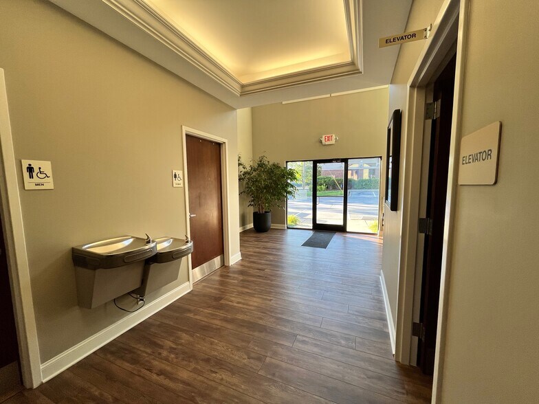 More Photos Of 421 S Church St, Hendersonville Office For Sale