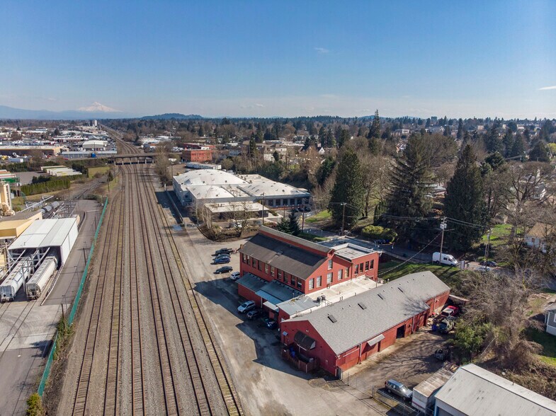 More Photos Of 55 NE Farragut St, Portland Warehouse For Lease
