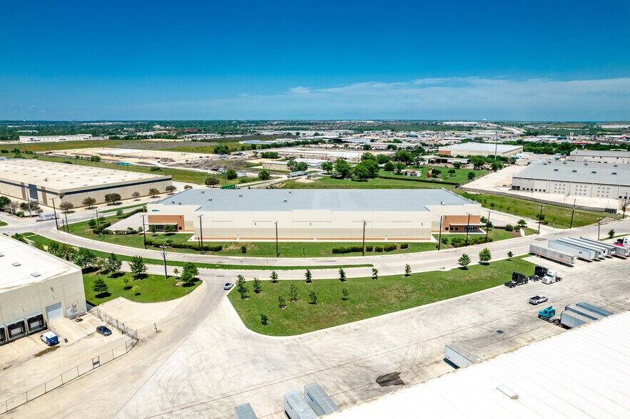 More Photos Of 1310 Cornerway Blvd, San Antonio Distribution For Lease