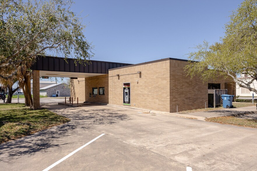 More Photos Of 703 Commerce St, Refugio Office For Sale