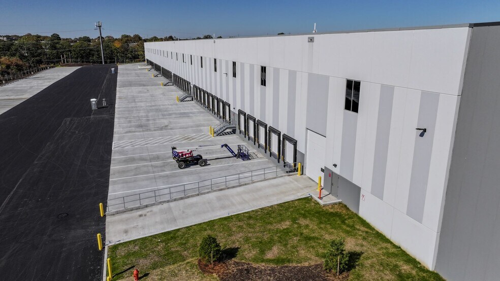 More Photos Of 3060 S 61st St, Philadelphia Distribution For Lease