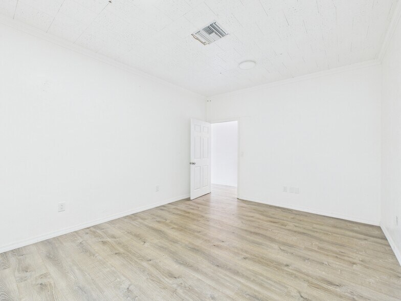 More Photos Of 1 Beverly Hills Blvd, Beverly Hills General Retail For Sale