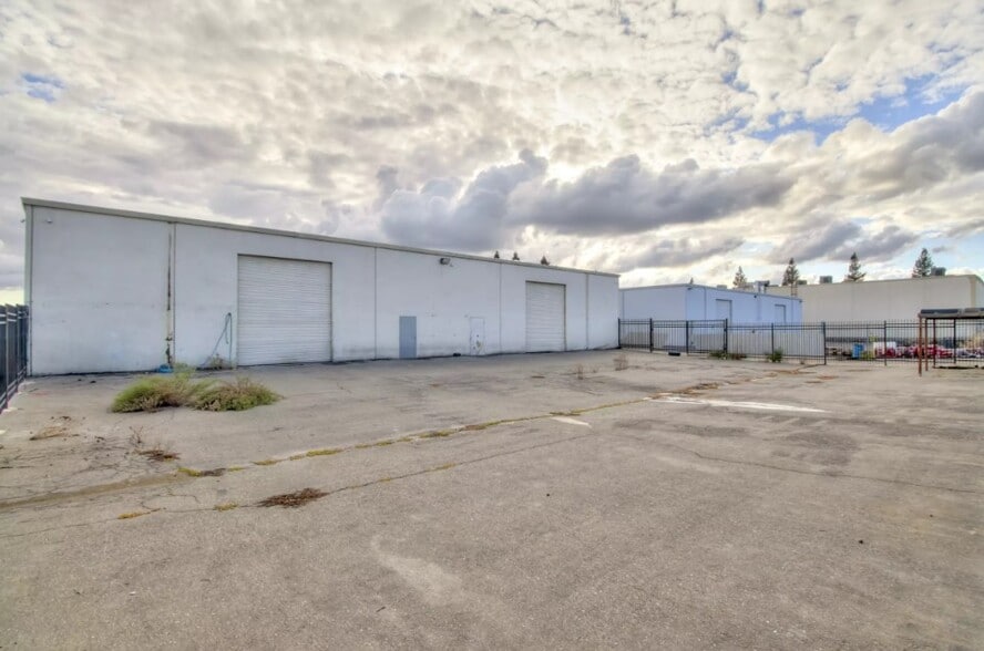 More Photos Of 8535 Morrison Creek Rd, Sacramento Showroom For Lease