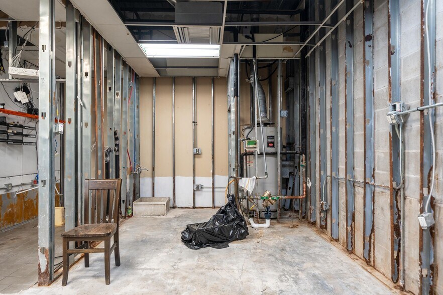 More Photos Of 2221 W Walnut St, Rogers Restaurant For Sale