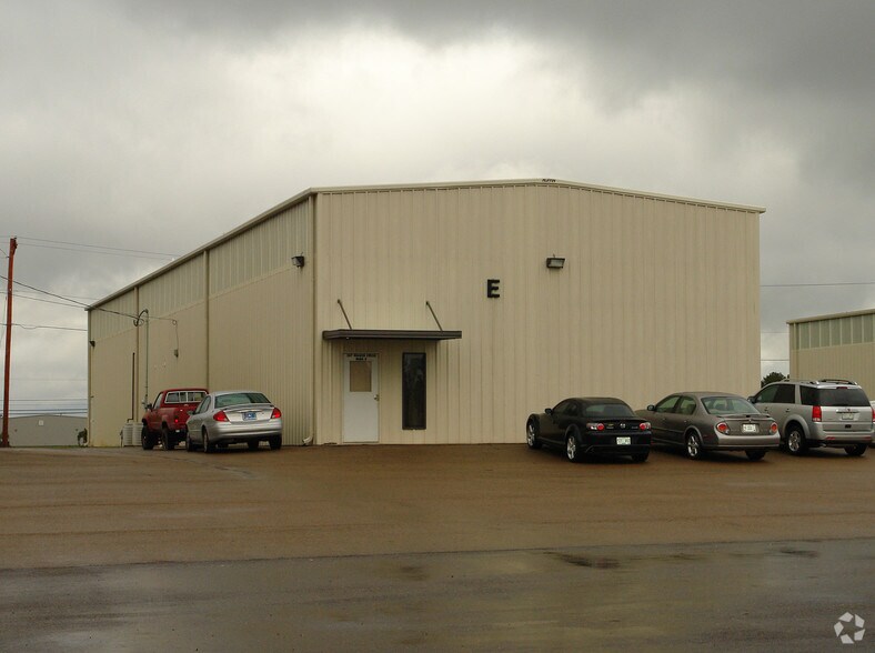 More Photos Of 307 Walker Cir, Richland Warehouse For Lease