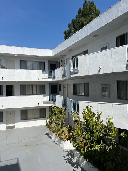 More Photos Of 1617 N Fuller Ave, Los Angeles Apartments For Sale
