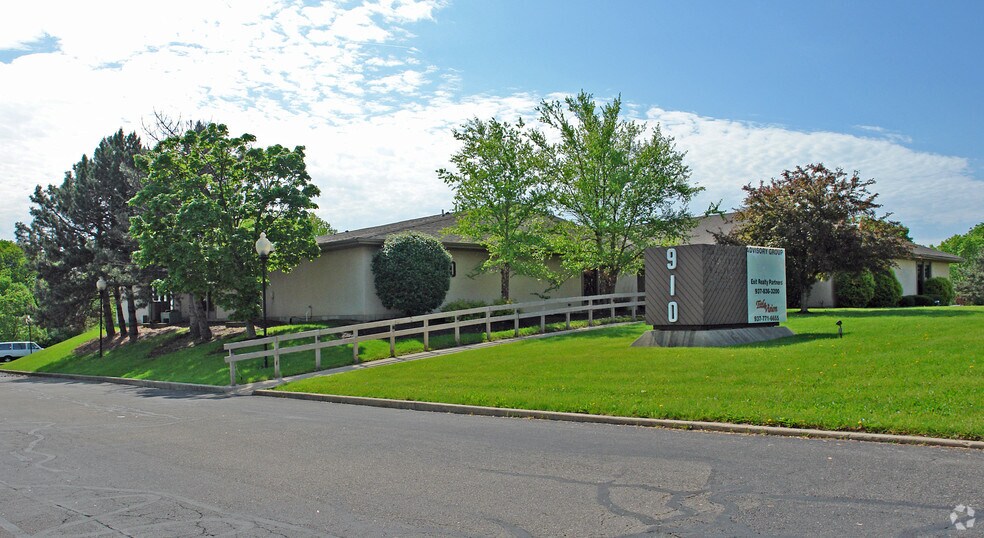 More Photos Of 910 Taywood Rd, Englewood Medical For Lease