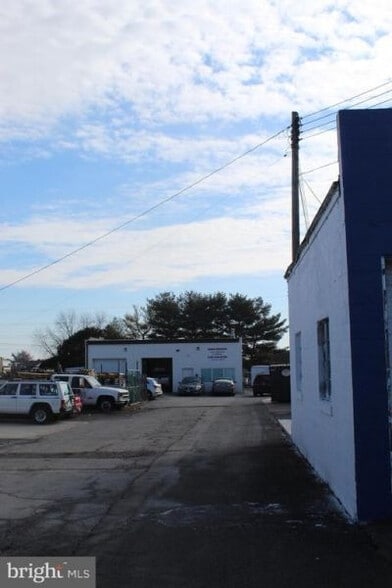 More Photos Of 706 N East St, Frederick Auto Repair For Lease