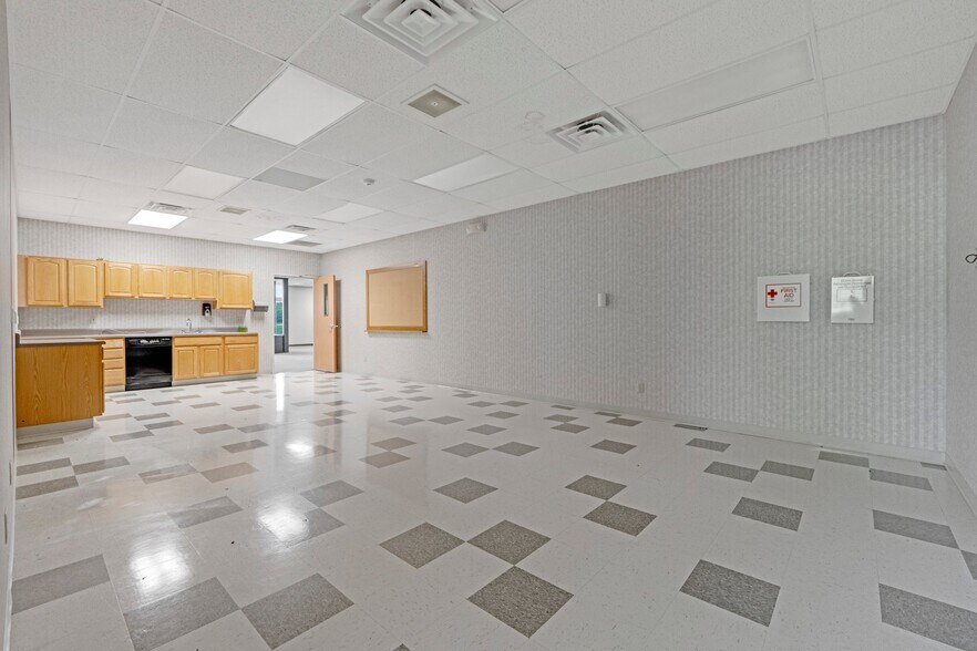 More Photos Of 8645 E Backwater Rd, North Webster Showroom For Lease