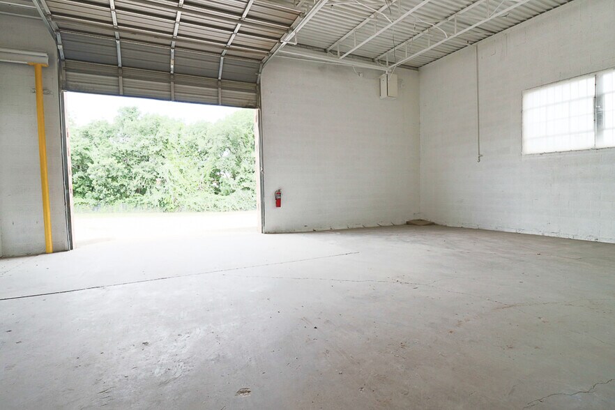 More Photos Of 1915 Empire Central, Dallas Distribution For Lease