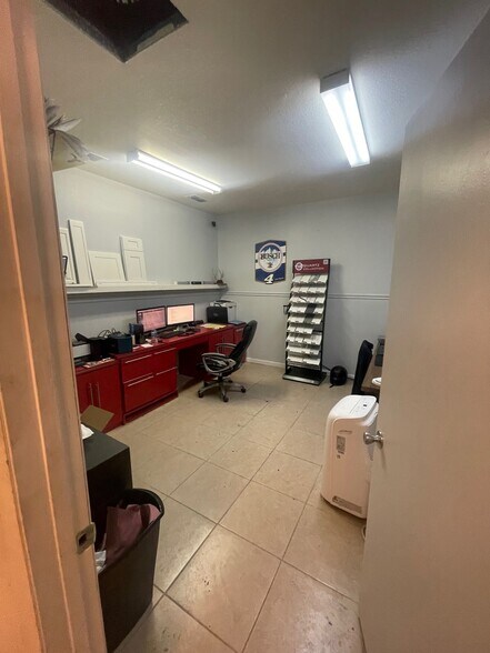 More Photos Of 4415 N Lois Ave, Tampa Warehouse For Lease
