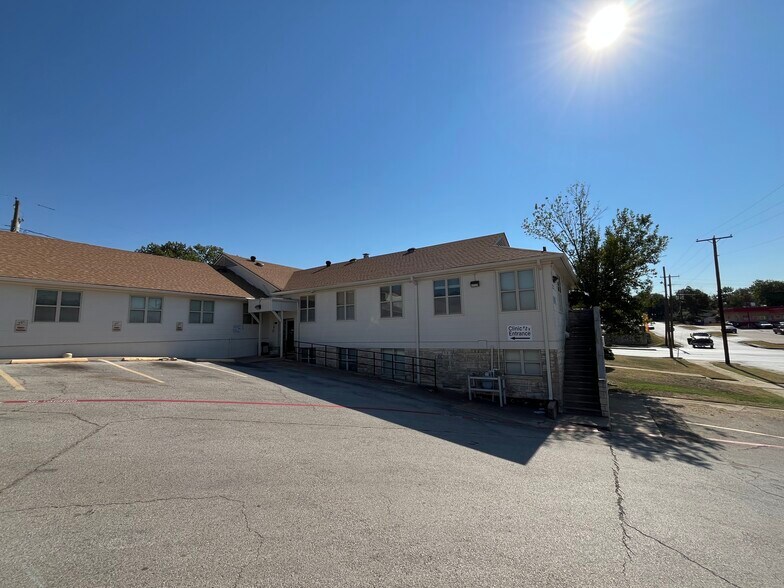 More Photos Of 2400 NW 24th St, Fort Worth Office For Sale