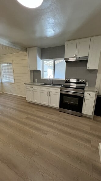 More Photos Of 22157 Clarendon St, Woodland Hills Office For Sale