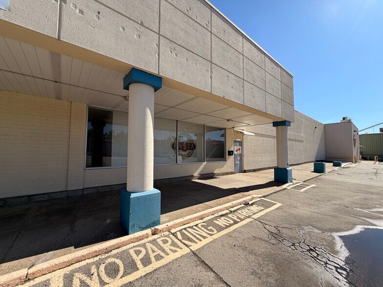 Primary Photo Of 100 Chamber Plz, Charleroi Supermarket For Lease
