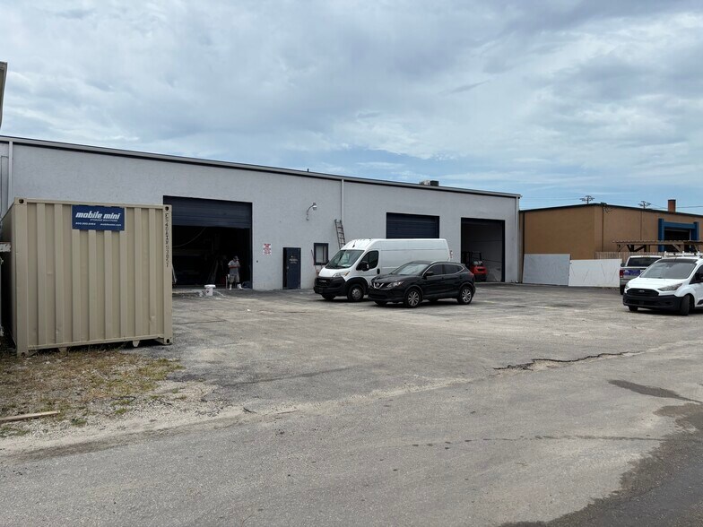 More Photos Of 944 Country Club Blvd, Cape Coral Warehouse For Lease