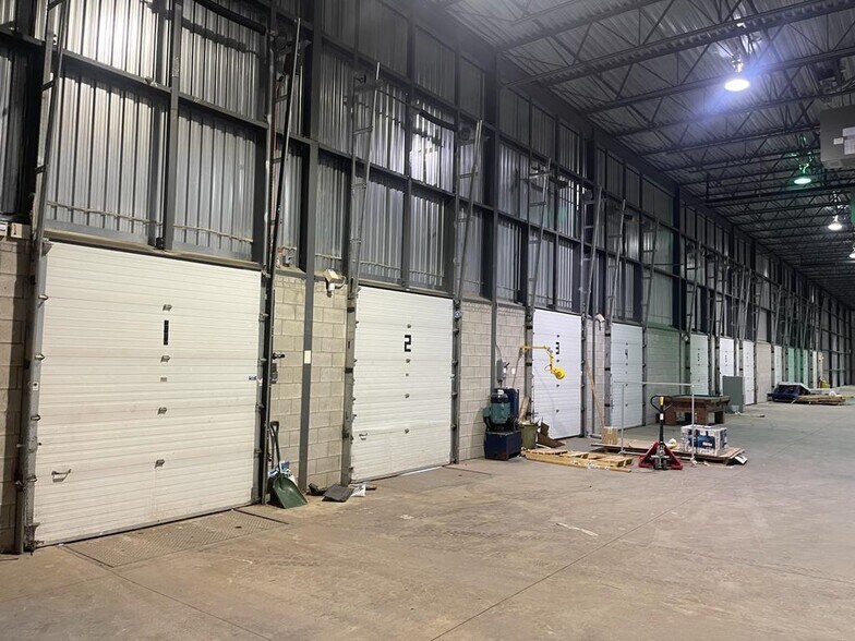 More Photos Of 2555 Boul Pitfield, Montréal Distribution For Lease