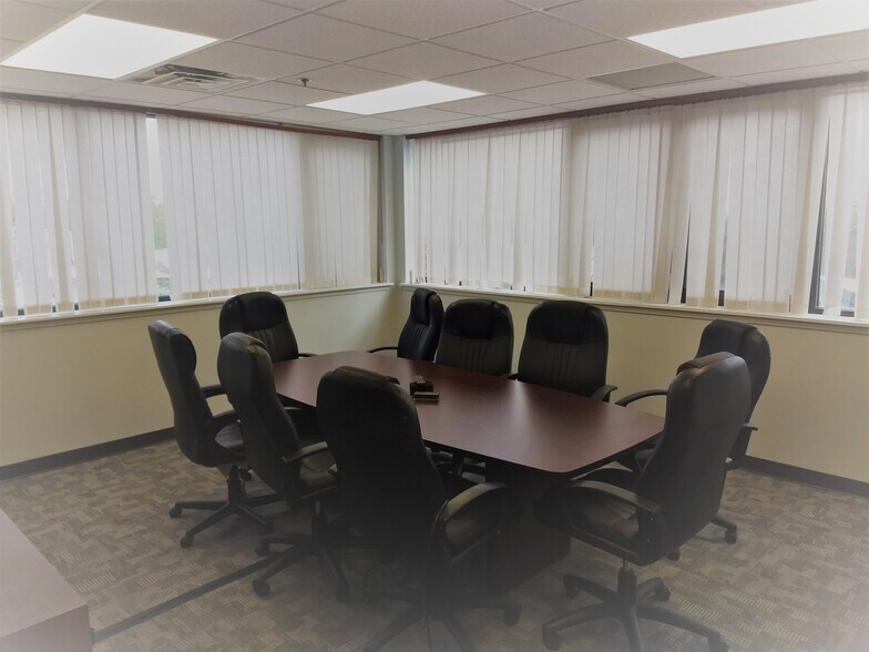 More Photos Of 5 Industrial Way, Salem Flex For Lease