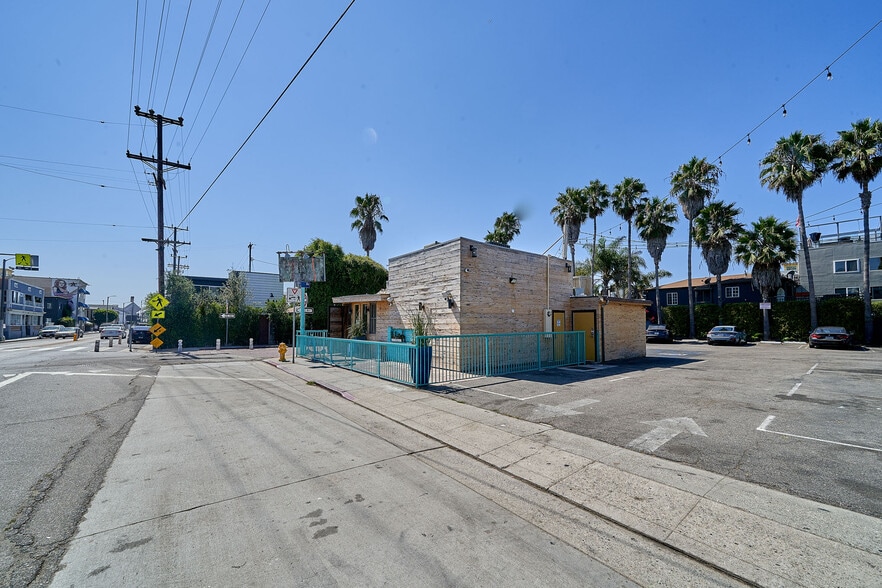 More Photos Of 1711-1715 Pacific Ave, Venice Unknown For Lease