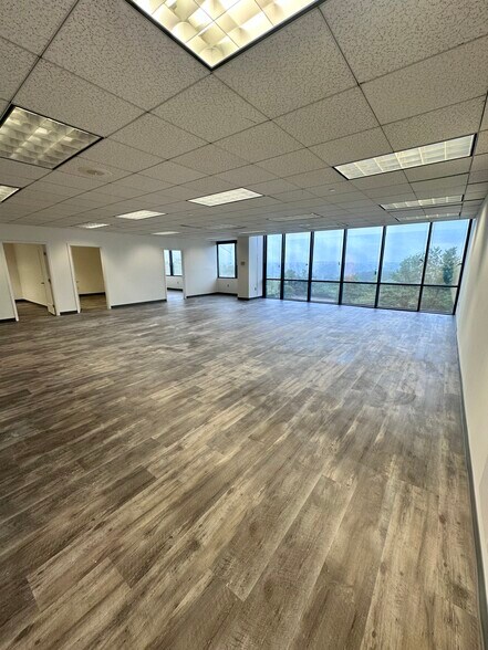 More Photos Of 730 Holiday Dr, Pittsburgh Office For Lease