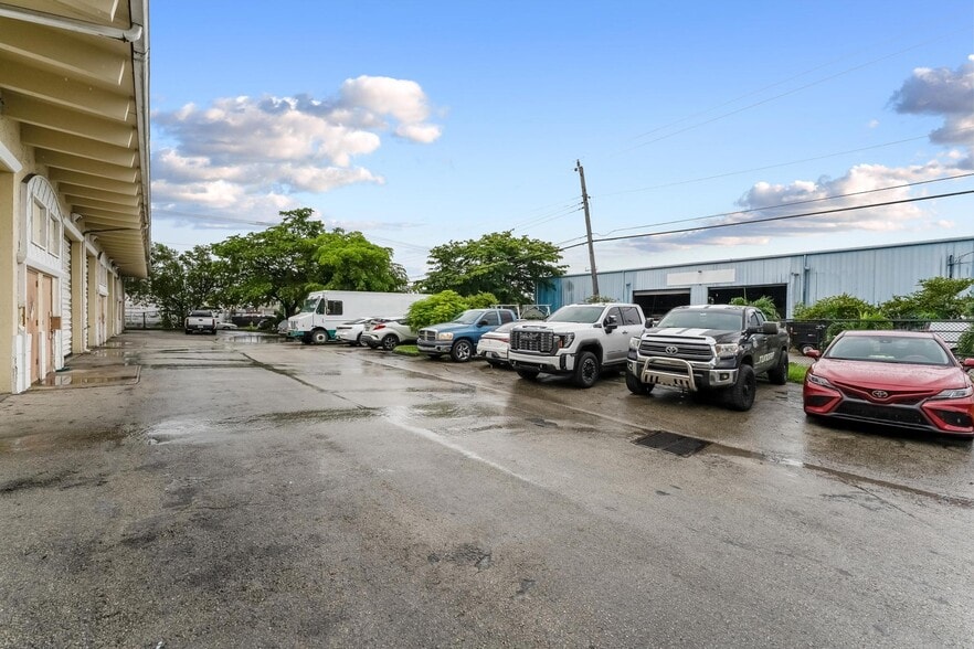 More Photos Of 2201-2227 SW 57th Ave, West Park Warehouse For Sale