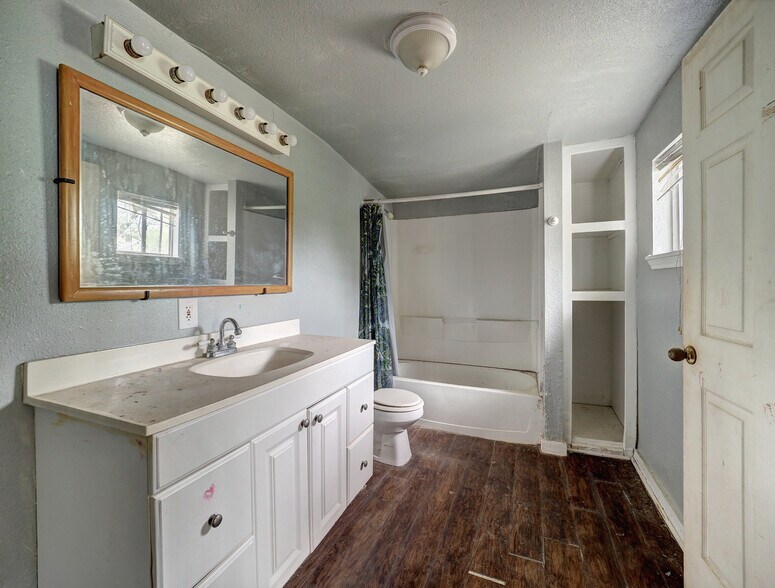 More Photos Of 1106 E Huisache Ave, Kingsville Apartments For Sale