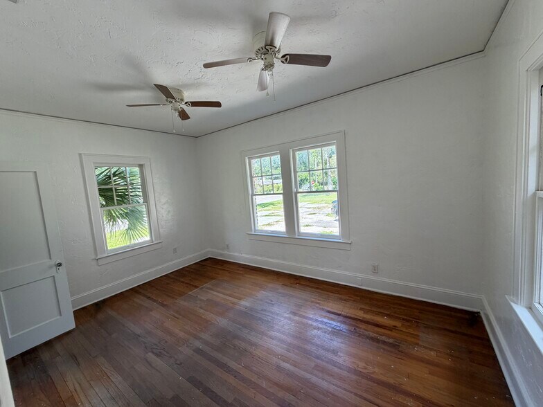 More Photos Of 1008 NW 13th St, Gainesville Office Residential For Lease