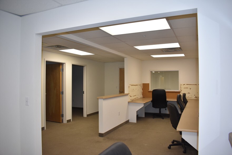 More Photos Of 422 Mill St, Bristol Office For Sale
