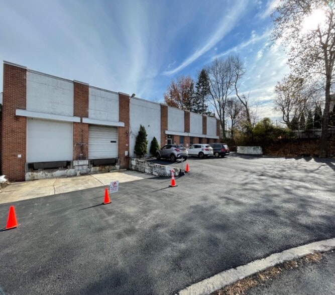 More Photos Of 30 Lafayette Pl, Kenilworth Warehouse For Lease