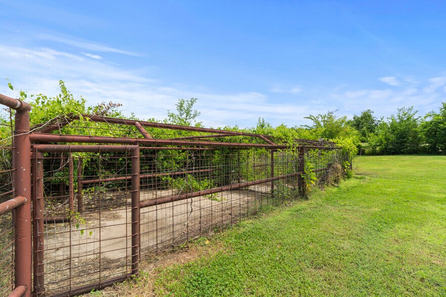More Photos Of 1404 S B St, Henryetta Veterinarian Kennel For Sale