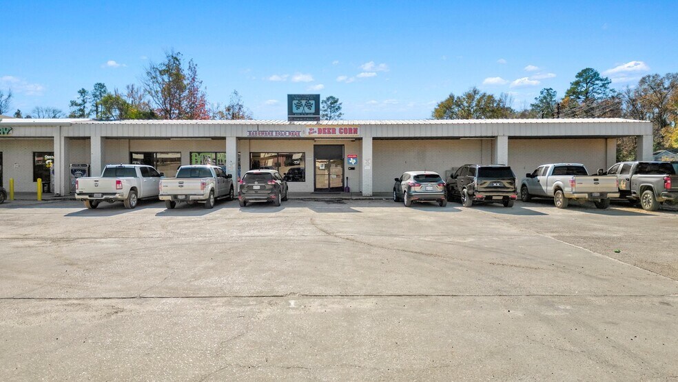 Primary Photo Of 615 W Court St, Newton Auto Repair For Sale