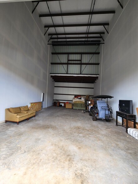 More Photos Of 72 Ulupono 85, Lahaina Warehouse For Sale