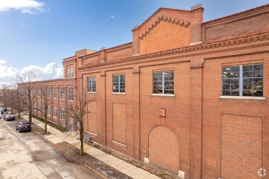 More Photos Of 2701 Deborah Ave, Zion Warehouse For Lease