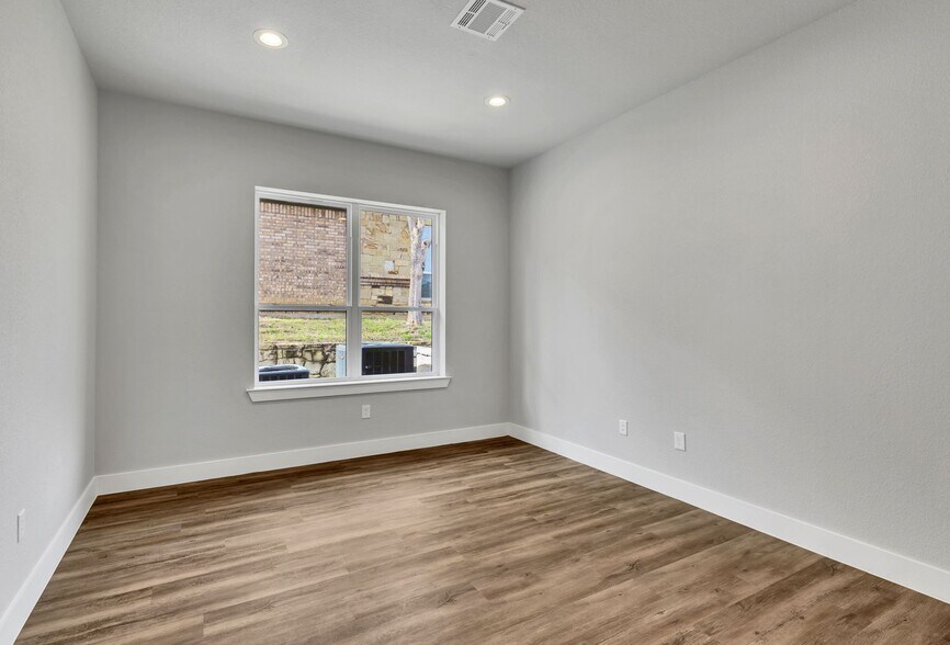 More Photos Of 1701 Fountainview Dr, Mansfield Office For Sale